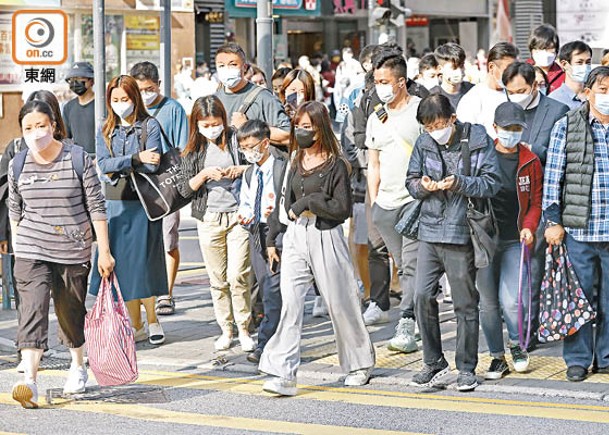 當局指口罩令會是放寬防疫措施的﹁最後幾個」步驟。