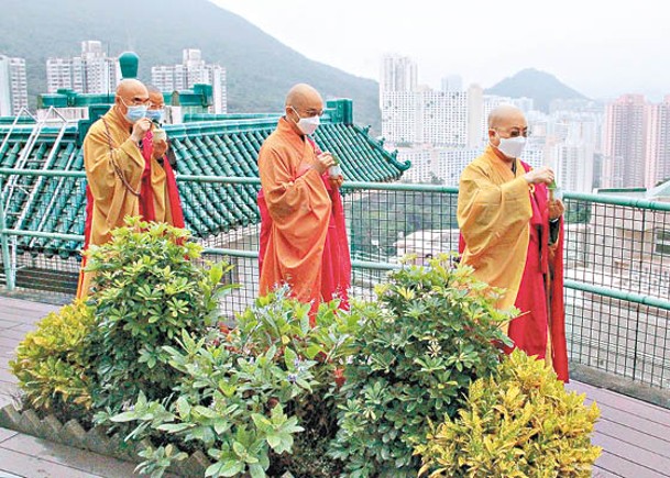 香港佛教聯合會會長寬運大和尚帶領眾主法和尚進行灑淨儀式。