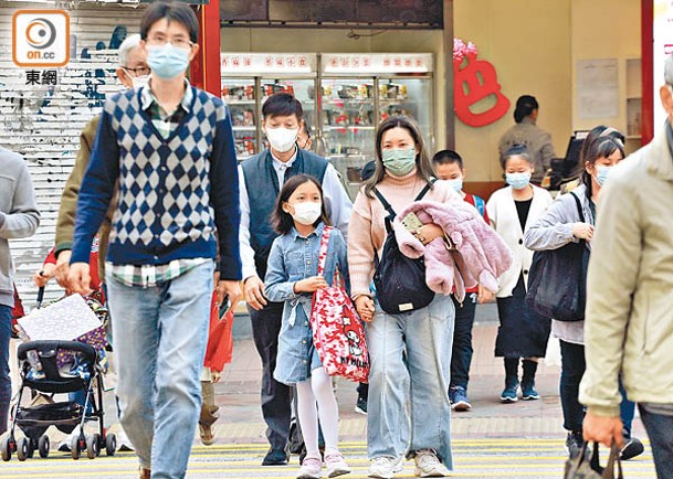 香港﹕香港維持近3年的強制口罩令固若金湯，政府一直以感染數字高為由拒放寬。