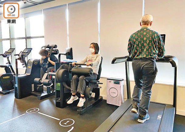 市民在康健中心用健身儀器作運動鍛煉及物理治療。（洪芷晴攝）