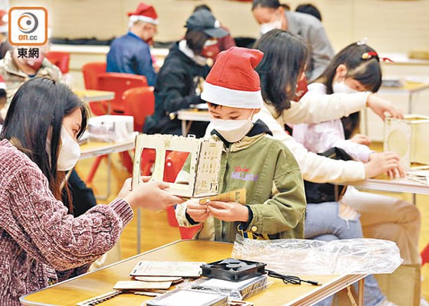 居民在嶺大師生指導下即場組裝空氣淨化機。（黃偉邦攝）