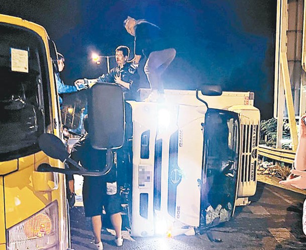 市民救出被困貨車司機。