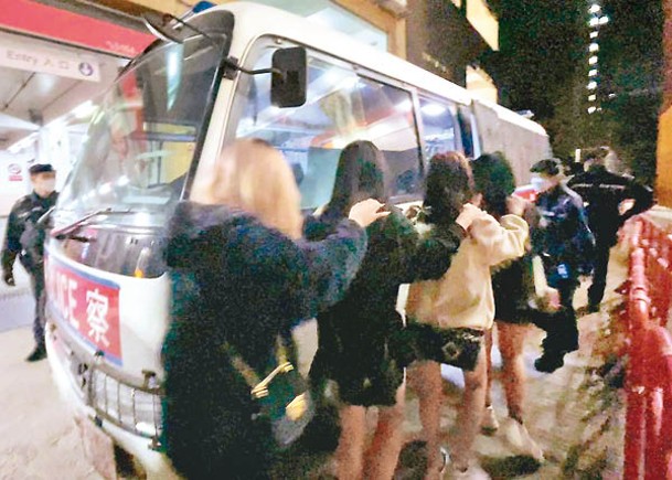 青山公路：警方帶走多名女童。