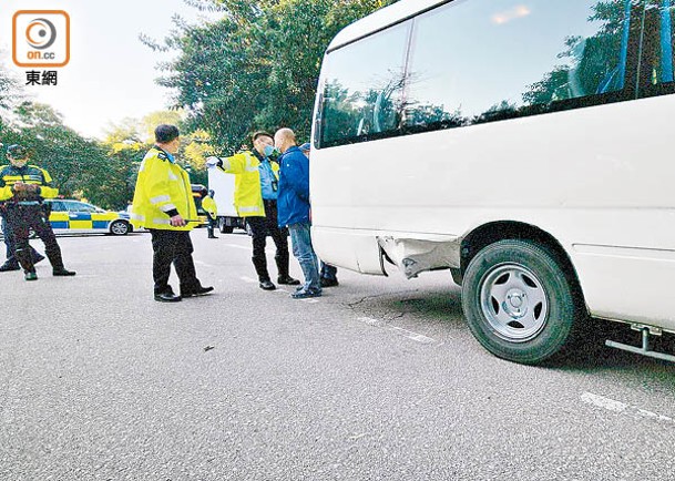 小巴右邊車身損毀。