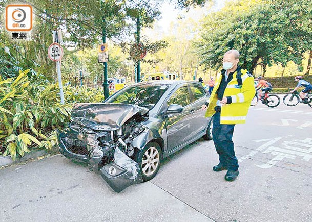 私家車車頭嚴重撞毀。（張開裕攝）