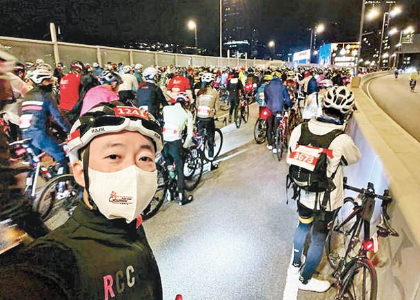 陳岳鵬同一眾參與單車節嘅健兒，凌晨時分就抵達起點。