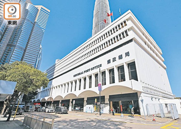 位於香港大會堂旁，同屬現代主義建築的「白色方盒子」郵政總局大樓。（李志湧攝）
