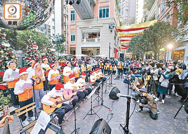 市建局與音樂兒童基金會在聖誕期間合作，於利東街為市民帶來甜美的應節歌聲。