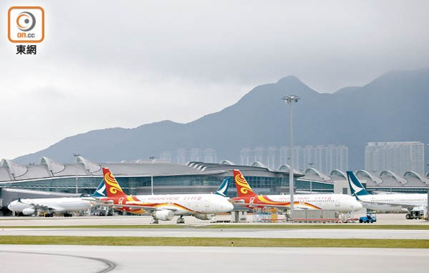 香港航空昨日公布取消每日一班往北海道和沖繩的航班。
