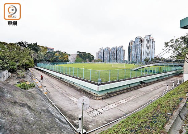 有人話「喺香港地book真草場踢波，難過打入世界盃決賽周」。