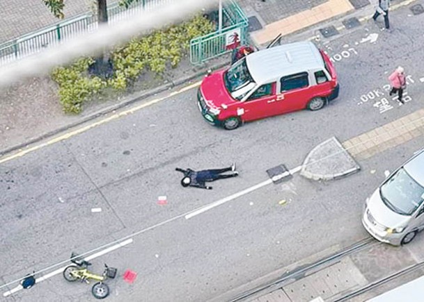 女事主被撞至人車分離，涉事的士停在路旁。