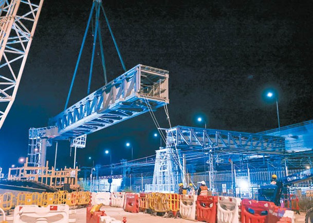 港鐵小蠔灣項目  首條架空電纜橋  橋身完成架設