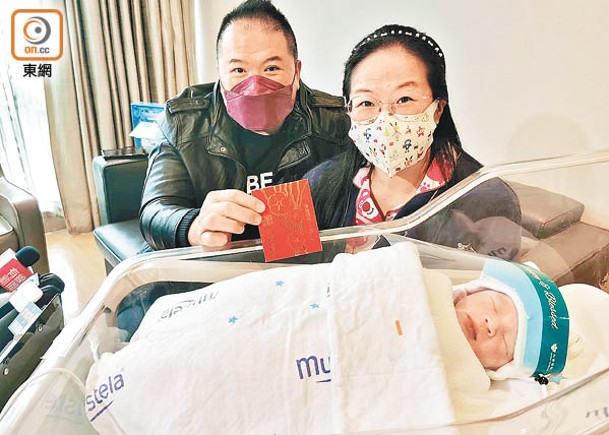 在仁安醫院出世的男嬰與父母合照，一家人樂融融。（朱偉坤攝）