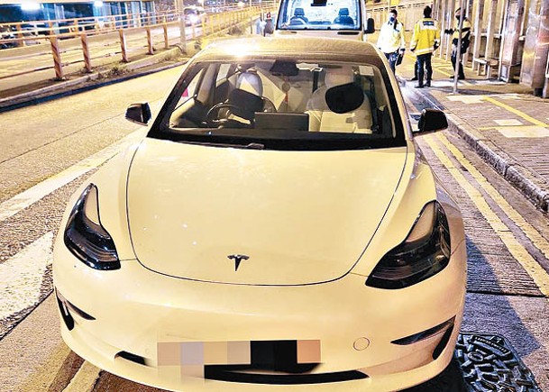 警方截查Tesla電動車，揭發司機涉停牌駕駛。