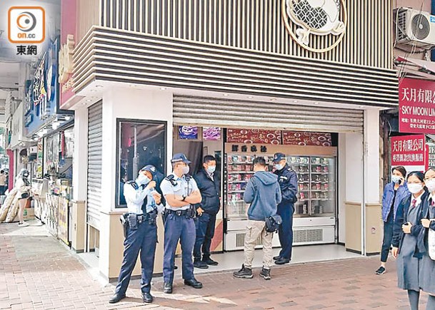 小食店遭抬走夾萬 失款4萬元