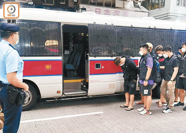 本案被告在被捕後被帶上警車。