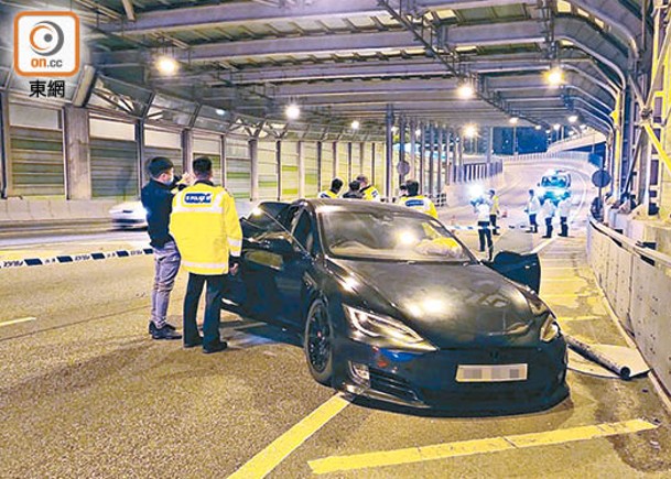 Tesla撞毀指示牌後停下。（沈厚錚攝）