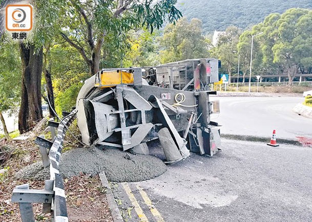 西貢：大量混凝土流出車斗。