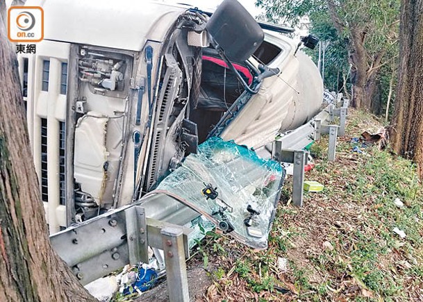 西貢：田螺車駕駛室嚴重毀爛。（朱偉坤攝）