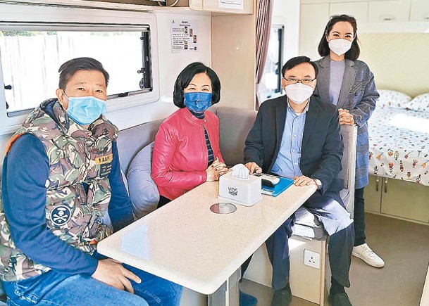 右起：陳家珮、黃國同葉劉淑儀於上長沙海灘考察露營旅行車營地。