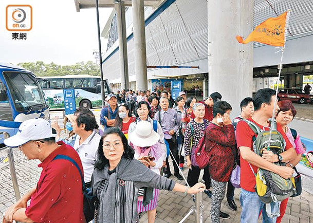 以往內地旅行團逼爆香港景點的情況，預料不會在今個月內出現。