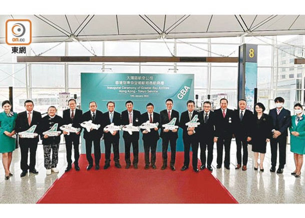 運輸及物流局局長林世雄（左八）出席東京首航儀式。
