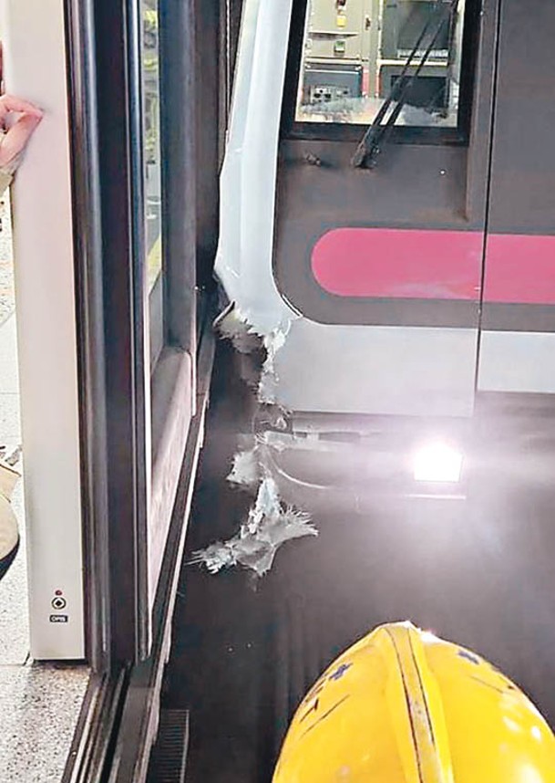 港鐵油麻地站甩車門事故，令荃灣綫服務嚴重受阻。