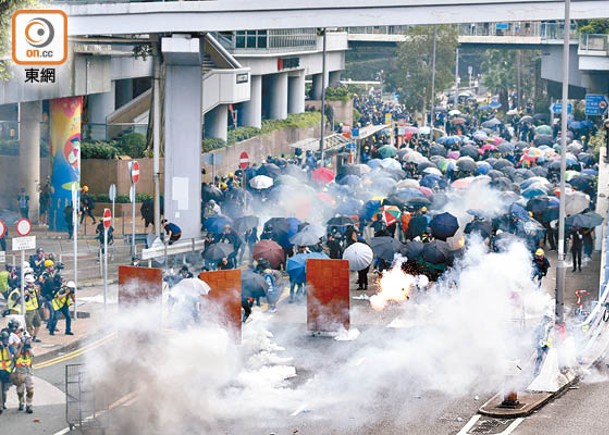 案發當日大批示威者於金鐘與警方發生衝突。