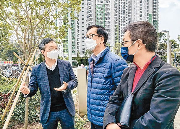 左起：戴尚誠、陳有海同林頌鎧視察簡約公屋選址。