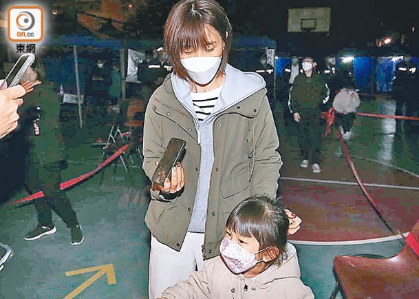 陳太與女兒一起冒寒排隊等候檢測。
