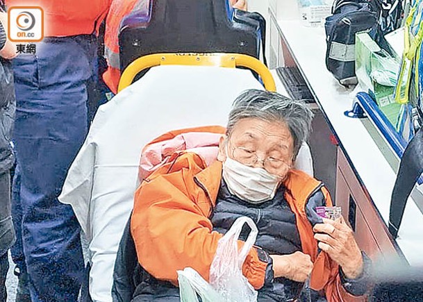 遇劫老婦在救護車送院治理。（沈厚錚攝）