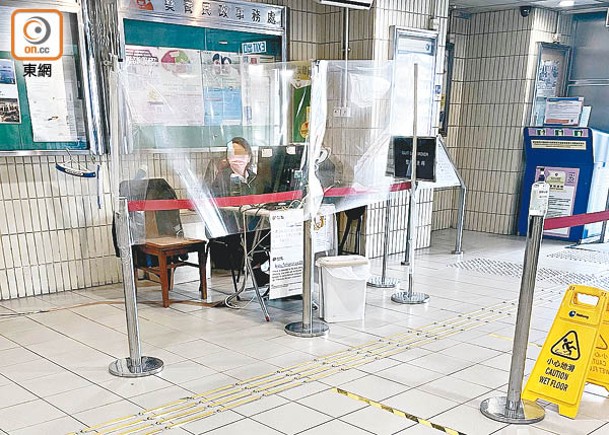 葵芳：葵興政府合署入口處設置櫃台，有一名防疫人員百無聊賴。