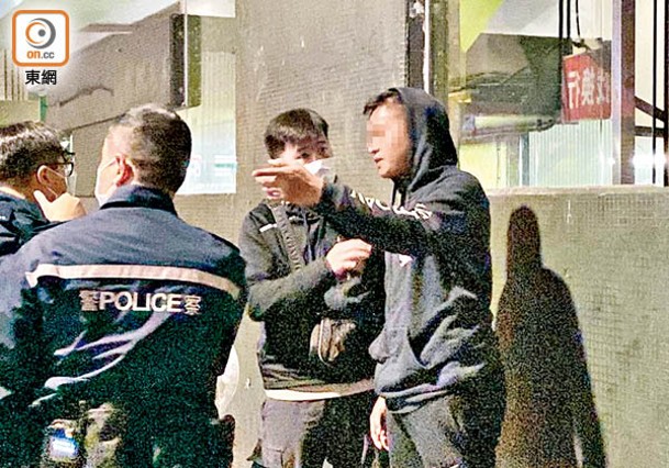 另一名被捕男子（右）。