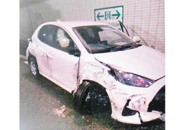 汽車行駛期間失控，直撞隧道牆身，兩名來自香港遊客受傷送院。