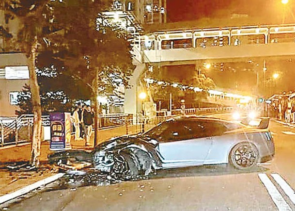 跑車自炒撼樹  擺尾橫亘路中心