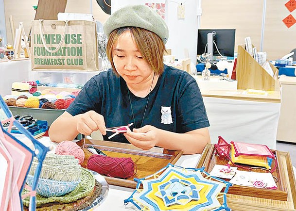 張淑怡自學編織技術，將傳統編織工藝「神之眼」應用在生活物品中。