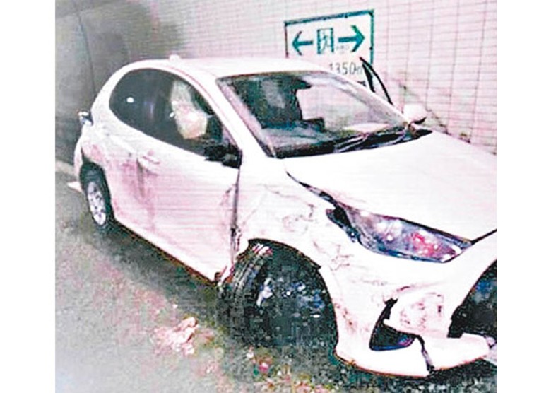 兩名香港遊客在北海道自駕遊發生意外受傷，涉事私家車車頭毀爛。