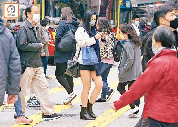 雖然天氣寒冷，但仍有人穿短裙外出。