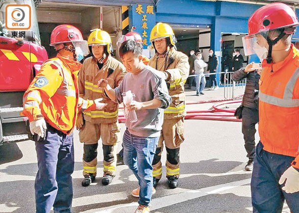 獲救男子（右二）吸入濃煙不適，送院治理。