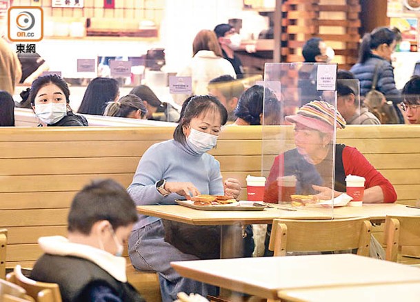 陳沛然去過好多食店，極少見到店員會清潔膠隔板。