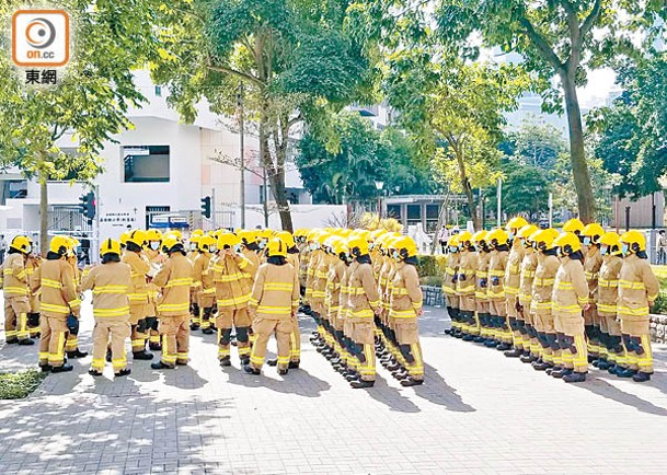 逾百名見習消防員及隊目到場實地考察。