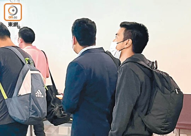 陳先生（右）獲救後輾轉到達仰光機場，與其他獲救者等待辦理出境手續。（受訪者提供）