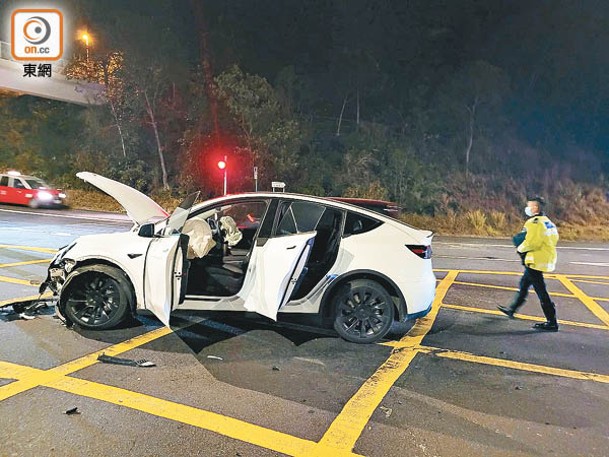 Tesla車頭損毀。