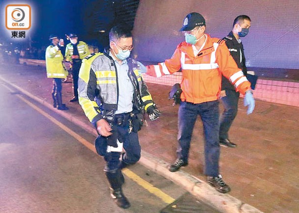 1月28日：尖沙咀交通警員（左）被肇事司機襲擊受傷。