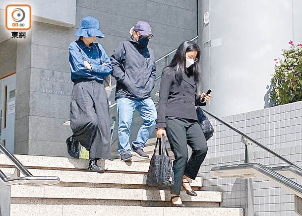 女被告吳凱瑩（左）及男被告林志華（中）獲法庭批准離港工作。（鄭創思攝）