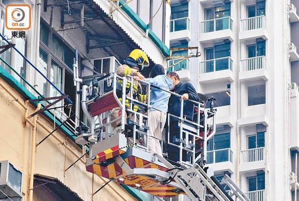 消防員用雲梯協助住客逃生。（張開裕攝）