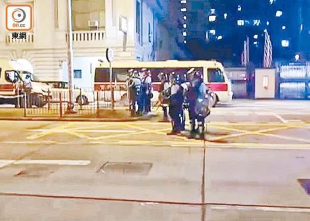 案發當晚防暴人員在深水埗警署外戒備。