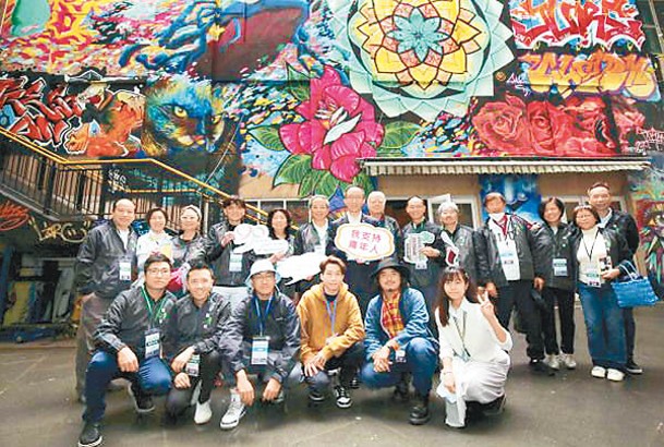 梁卓偉聯同青年藝術家和YO代表為「青年文化街」揭幕。