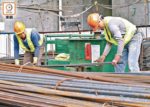 議員建議建造業引入月薪制，渴市的紮鐵工月薪可高達8至10萬元。