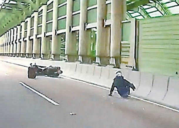 屯門公路：電單車自炒，鐵騎士倒地。